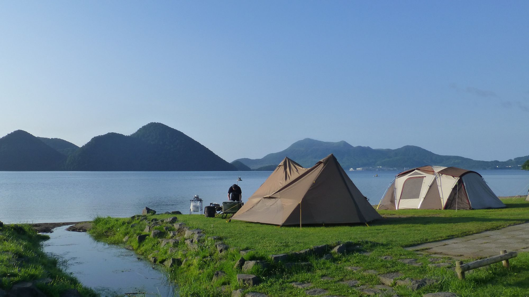 湖畔に張られたテント